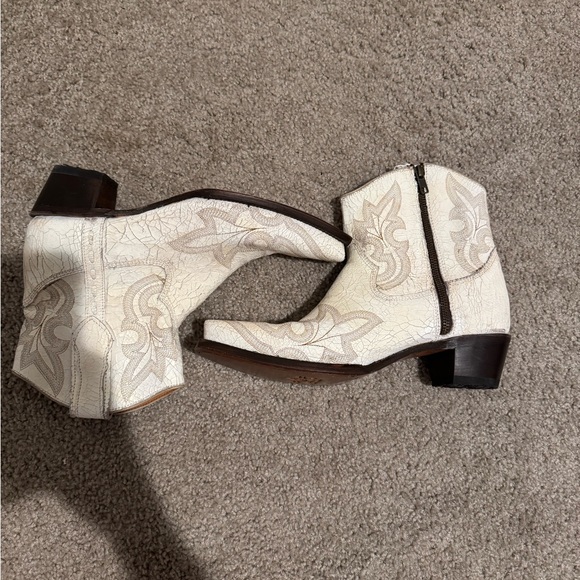 Circle G by Corral Cowgirl Booties - White Western Ankle Boots - Picture 3 of 3